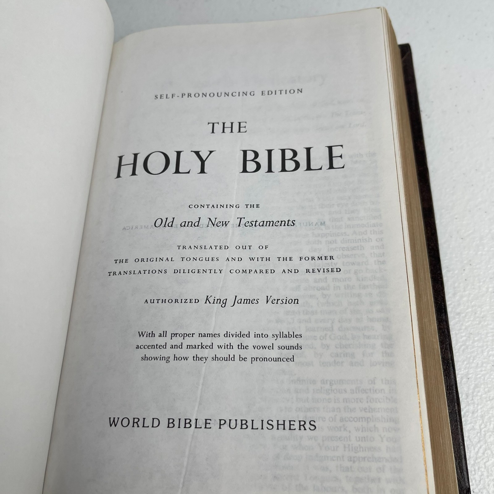 The Holy Bible – KJV World Bible Publishers – Self-Pronouncing w/ helpsSe