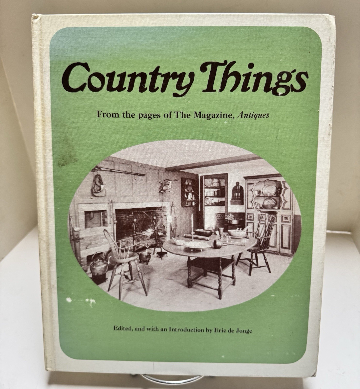 COUNTRY THINGS FROM THE PAGES OF THE MAGAZINE, ANTIQUES By De Eric Jonge