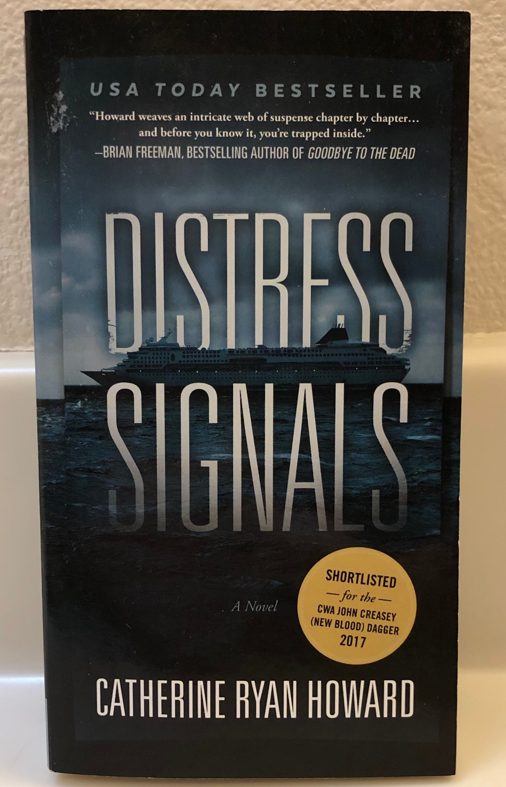 Distress Signals, Catherine Ryan Howard Like new PB Twisty thriller Clever plot