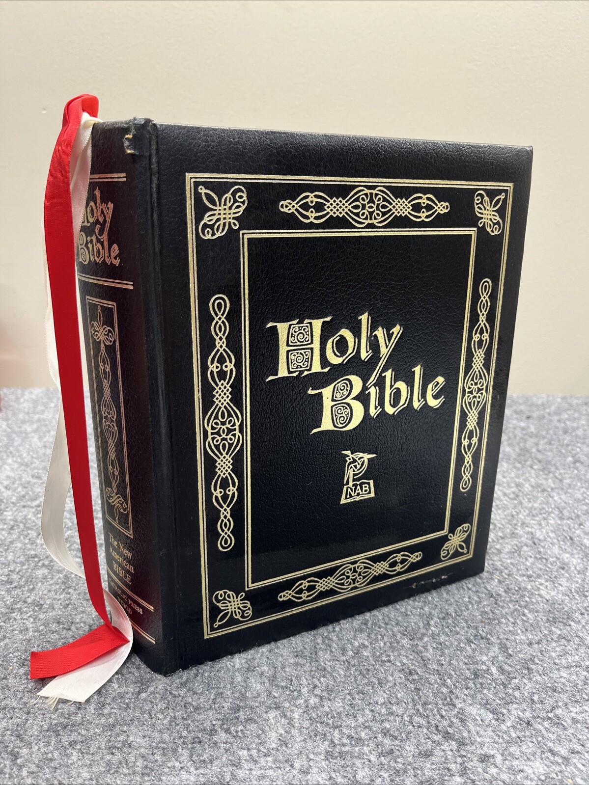 New American Bible NAB Holy Catholic Press World 1970 Gilded Faux Leather