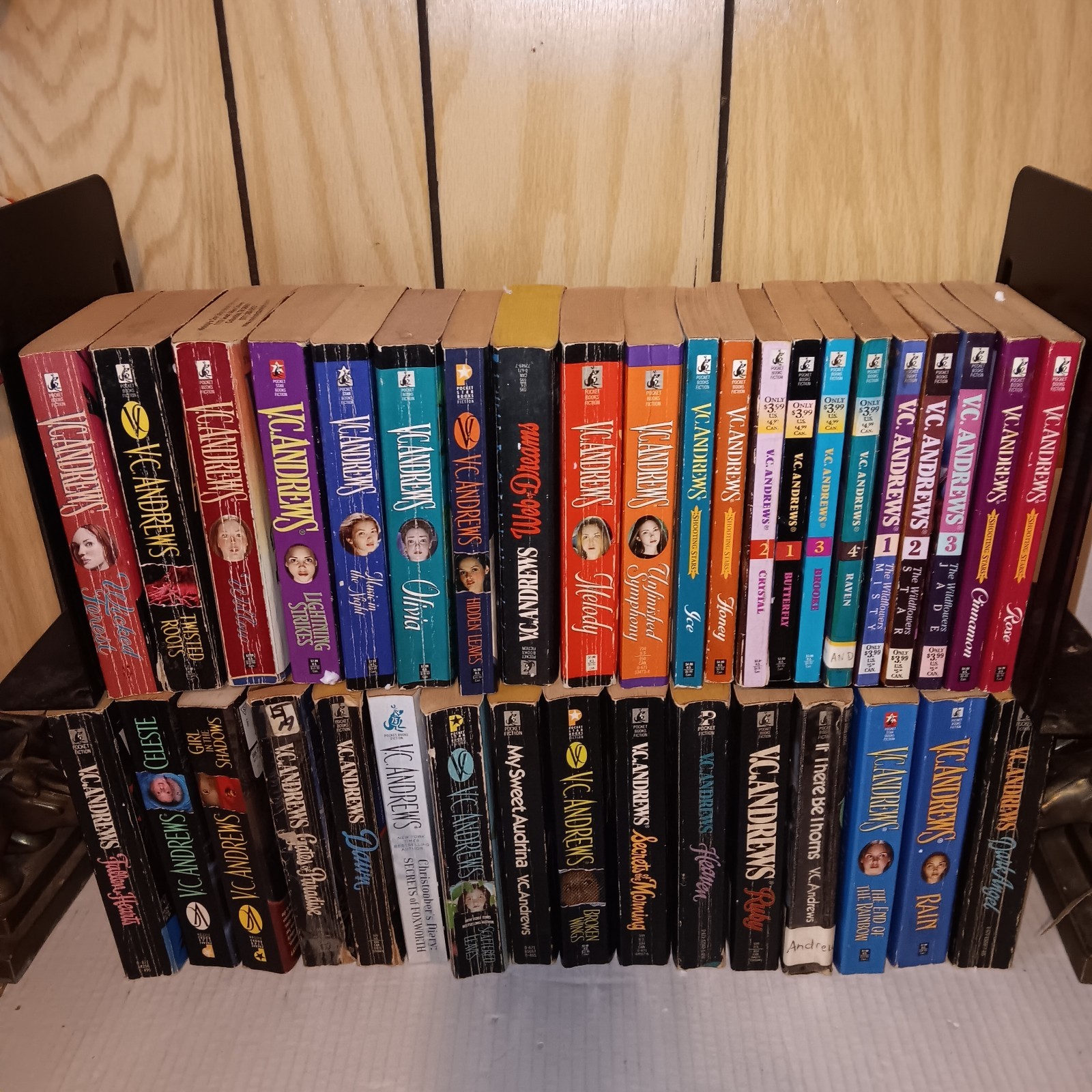 HUGE Lot 37 V.C. Andrews Used Paperback Books Includes several Keyhole Covers