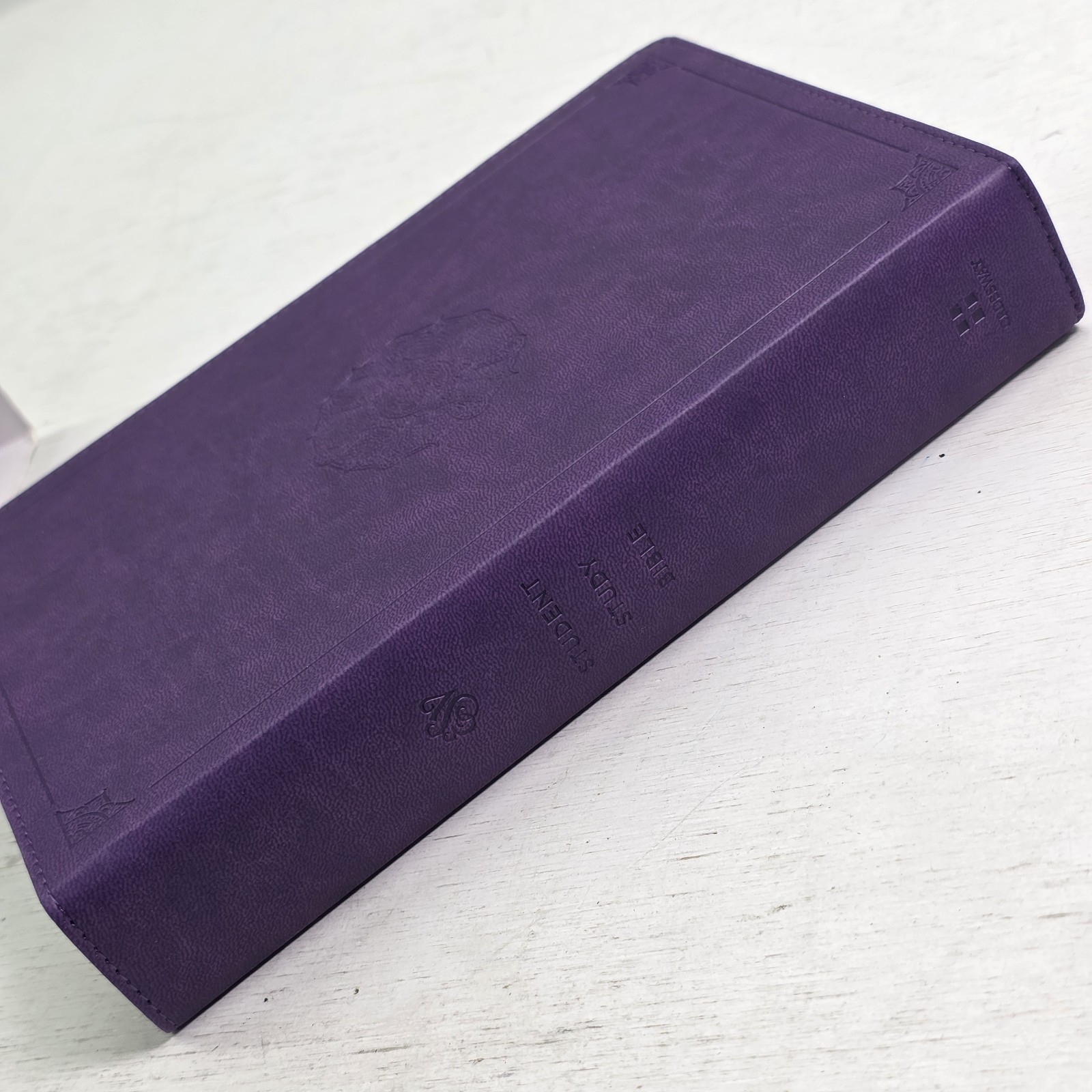 Crossway ESV Student Study Bible Lavender TruTone Emblem Design Notes Facts