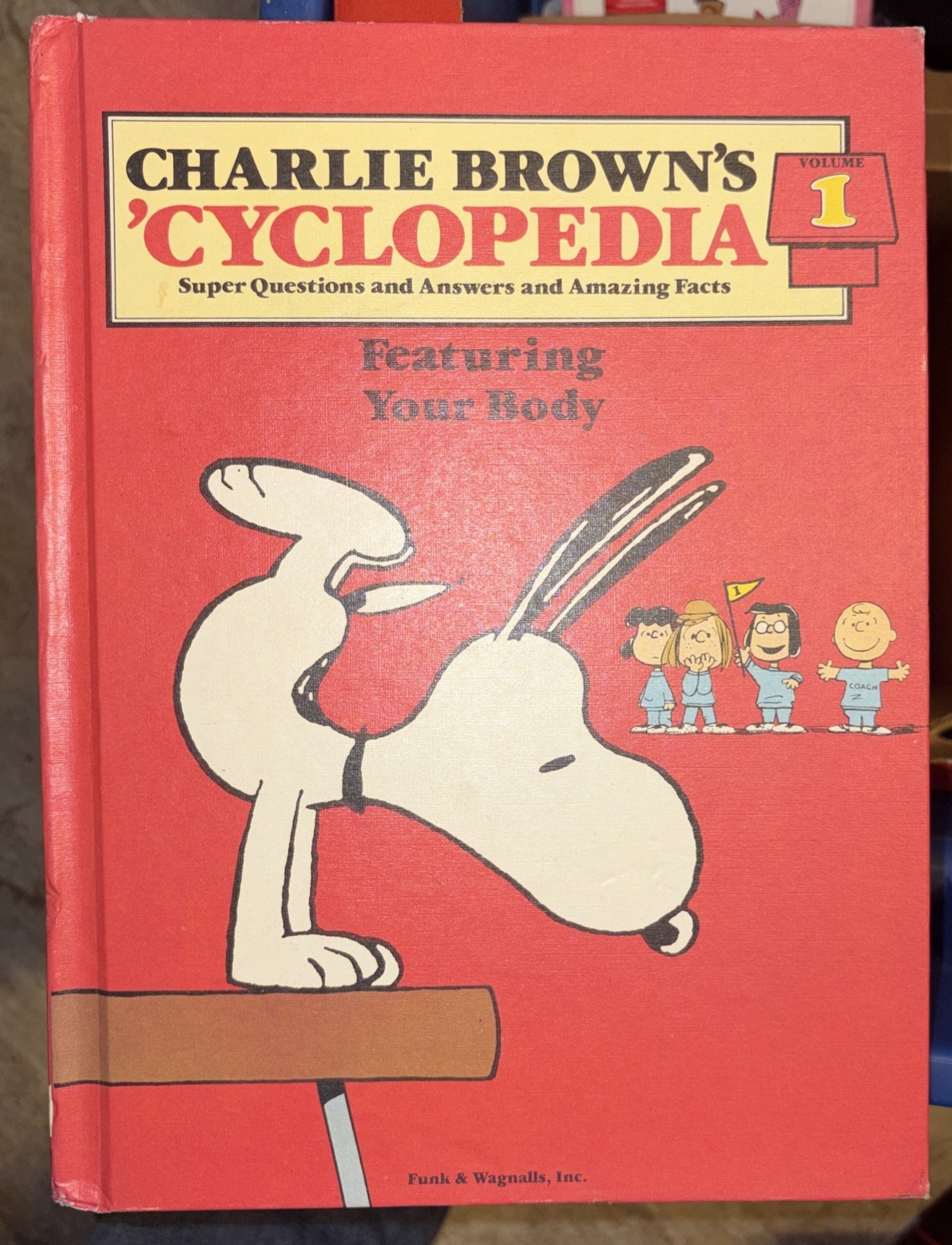 1980 Charlie Browns Cyclopedia Volume 1 Featuring Your Body Hardback Book Snoopy